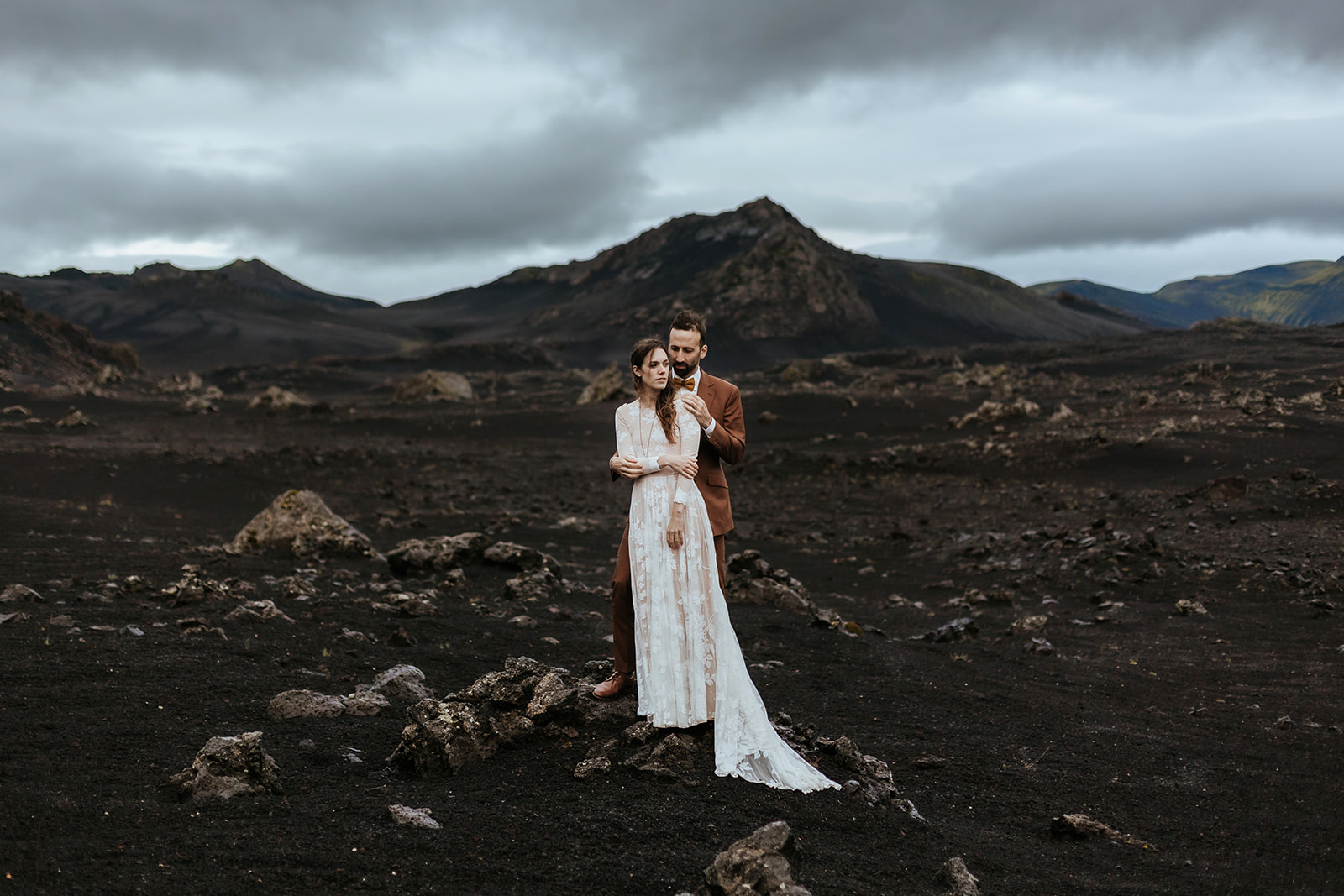 Married couple's romantic and epic wedding photo in the Icelandic highlands